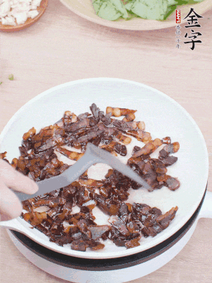 起鍋熱油，煸香醬油肉，撥拉到一邊。