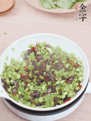 1勺生抽、1勺蠔油、1點(diǎn)點(diǎn)白糖調(diào)味。