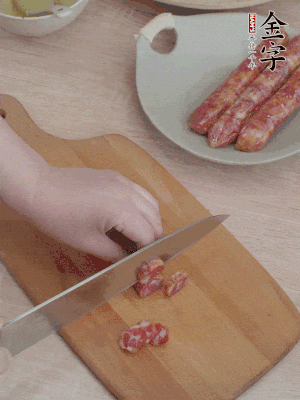 香腸切片。（圓片一點(diǎn)，不用很斜）