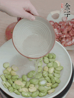 鍋中少油，下蠶豆略炒，加1/2勺鹽、一點(diǎn)糖、少許水炒勻。