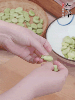 蠶豆剝殼，去掉豆衣，切碎。