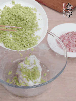 糯米粉邊揉邊加水，成團后揉進蠶豆、咸肉。