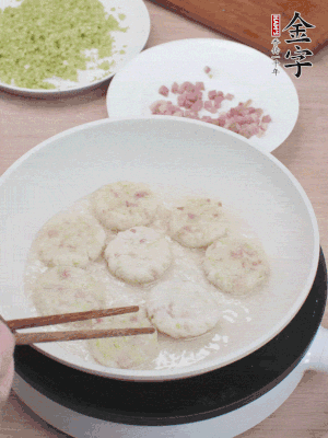 鍋中涼油，慢煎至兩面有脆殼。（油可以多一點）