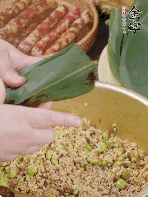 粽葉往下折，完全蓋住，兩側(cè)捏緊。