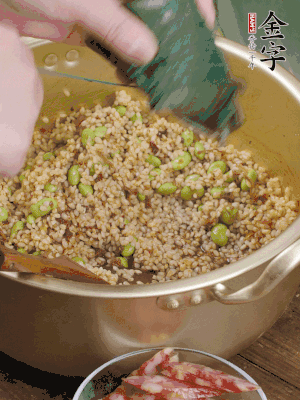 再附一張粽子，一齊向后折疊，線繩捆綁。