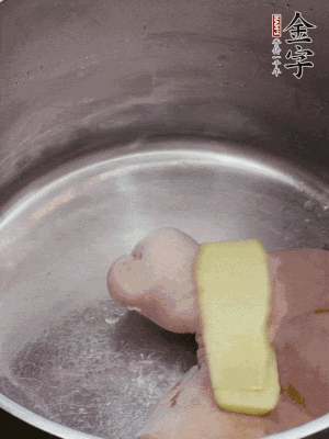 撈出洗凈后，加蔥姜、黃酒二遍焯水。