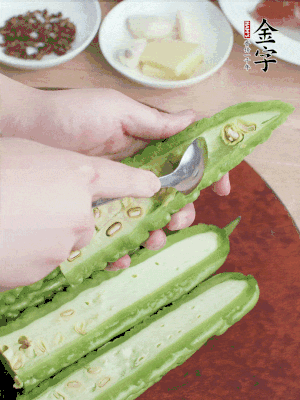 苦瓜去籽切薄片，一點(diǎn)鹽拌勻，10分鐘后沖洗控干。香蔥切蔥花、姜切末、蒜拍碎、干辣椒切圈。