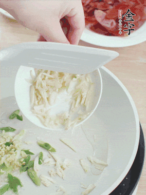 油4成熱，下蔥姜蒜、干辣椒、花椒煸出香味。