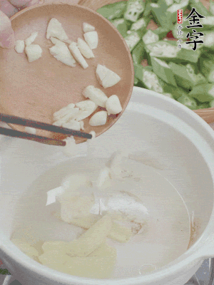 砂煲熱油，姜蒜、辣椒煸香。