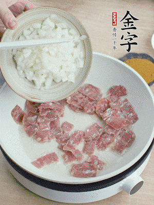 依次下洋蔥、紅菜椒、豌豆粒、玉米粒翻炒均勻。