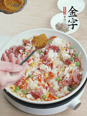 1勺咖喱粉、1/2勺鹽，少許黑胡椒碎炒均。