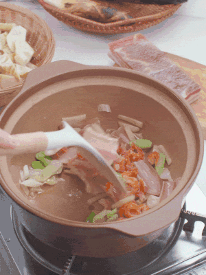 砂鍋中倒入油，放入姜片、蔥段、咸肉、海米炒出香味。
