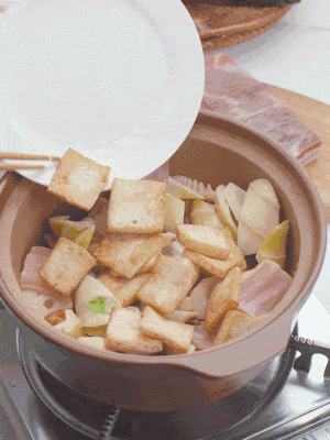 依次下春筍、豆腐，開水沒過食材。