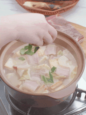 一小撮鹽、糖、雞精調(diào)味，最后撒點蒜葉點綴。