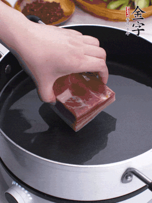 金字淡咸肉冷水入鍋煮15分鐘。