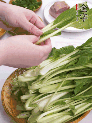 小青菜掰成一片片。