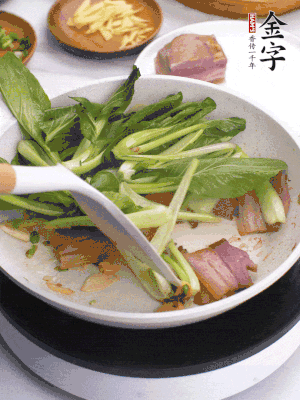 下小青菜翻炒，菜梆子變軟時，撒一點鹽、雞精調味。