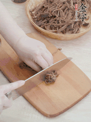 干茶樹菇浸泡過夜，去老根焯水，擠干水份。