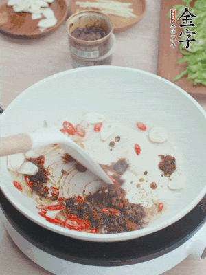 熱鍋涼油，姜蒜、辣椒、金字火腿xo醬炒香。