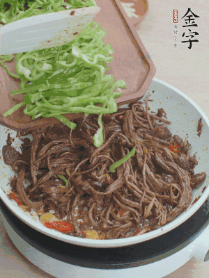 水分煸干，下青椒絲快炒1分鐘。