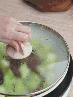 西葫蘆略出水時(shí)，加一小撮鹽調(diào)味。