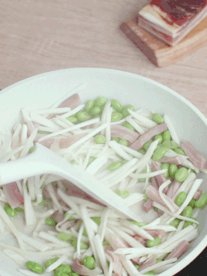 下茭白絲、青豆翻炒。