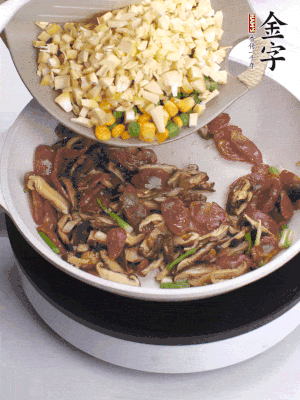 鍋里熱油，爆香蔥白，下香腸片炒至微微出油，加時蔬粒、香菇粒、春筍粒翻炒均勻。