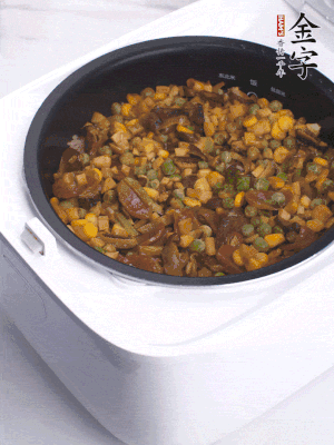 電飯煲按煮飯鍵，出鍋撒蔥花。