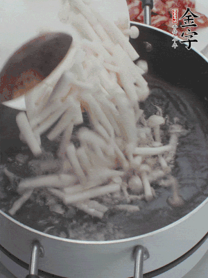 白玉菇改刀焯水30秒。