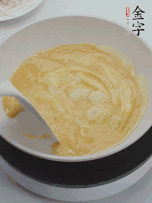 2個(gè)雞蛋炒散。