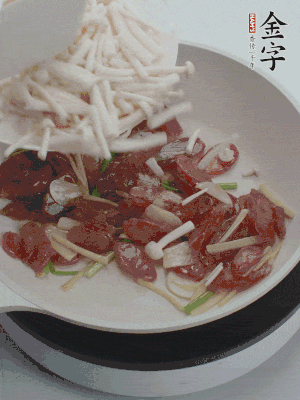 放白玉菇、青紅辣椒、雞蛋。