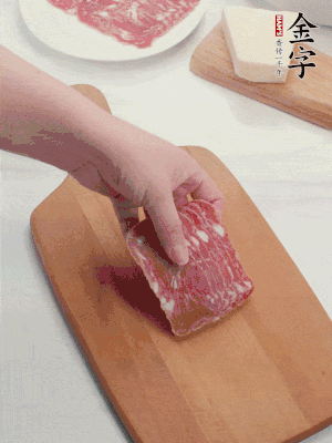 金字培根火腿改刀切小片；白洋蔥切??；新鮮豌豆剝殼。
