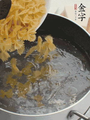 蝴蝶面加橄欖油煮熟；豌豆焯水30秒。