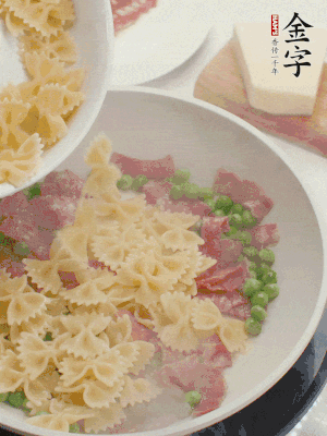 1小勺鹽調(diào)味，混合一起燉煮一下。