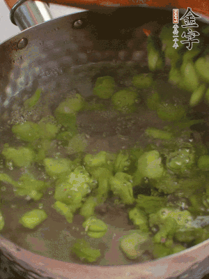 鍋中水沸，放一撮鹽，下蠶豆豆瓣焯3分鐘，下百合，3秒撈出，一起撈出瀝水。