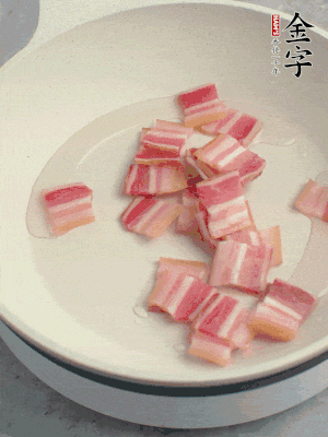 鍋中少許油，金字淡咸肉煸香。
