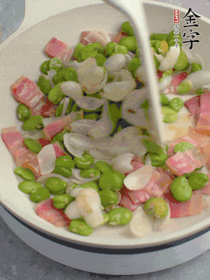 放蠶豆豆瓣、百合炒勻。