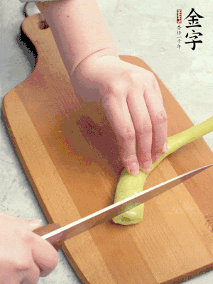 蔥切段，姜切絲，辣椒斜切成塊。