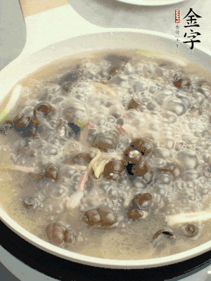 放辣椒，加一點(diǎn)鹽、糖，大火翻炒。