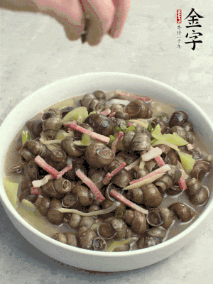 出鍋，撒點(diǎn)蔥花。