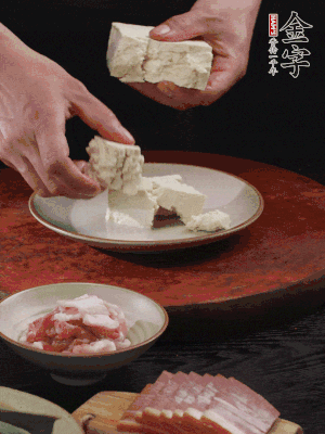 一塊老豆腐掰成大塊。