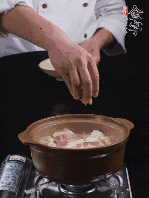 下蝦仁干，煮5分鐘。撒蒜葉，煮1分鐘。