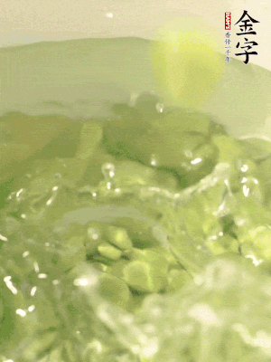 新鮮蠶豆熱水焯水30秒，然后浸入涼水。