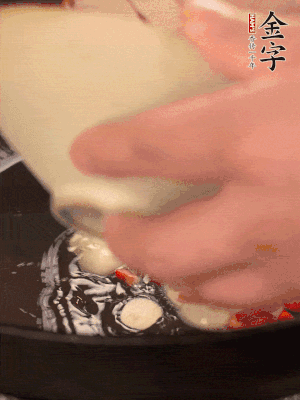 豬油潤鍋，下辣椒、大蒜、火腿片煸香。