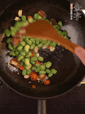 再下蠶豆煸炒，加1勺料酒調(diào)味。
