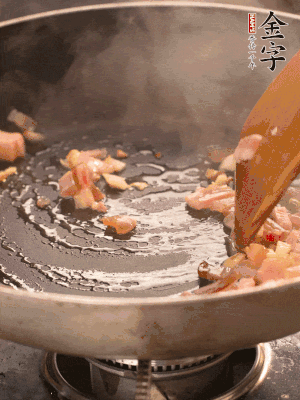 熱油爆香大蒜粒，煸香咸肉丁，淋一勺黃酒調味。
