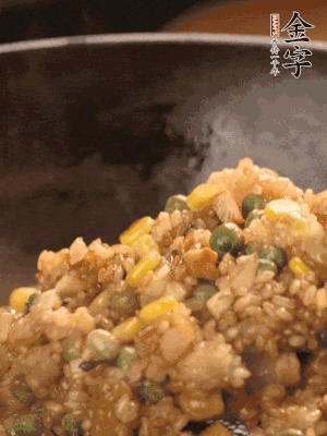 再下糯米，1勺蠔油、2勺生抽調(diào)味翻炒均勻。