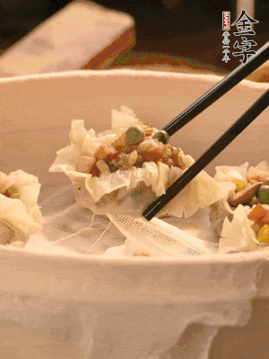 包好的燒賣放在蒸籠上，水開后蒸8分鐘左右。