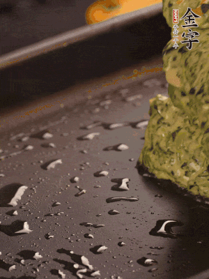 熱鍋擦一下油，下面糊攤平。