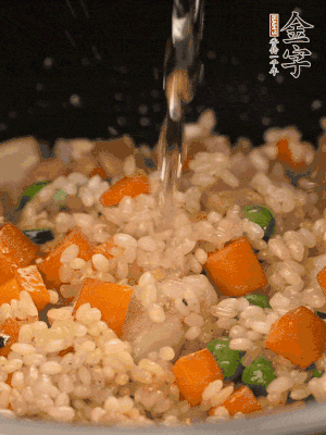 把食材轉(zhuǎn)移到電飯鍋中，倒入點清水，正常煮飯。